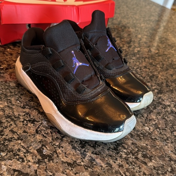 Jordan Kids Black and Blue Athletic Shoes 7Y - Picture 3 of 15